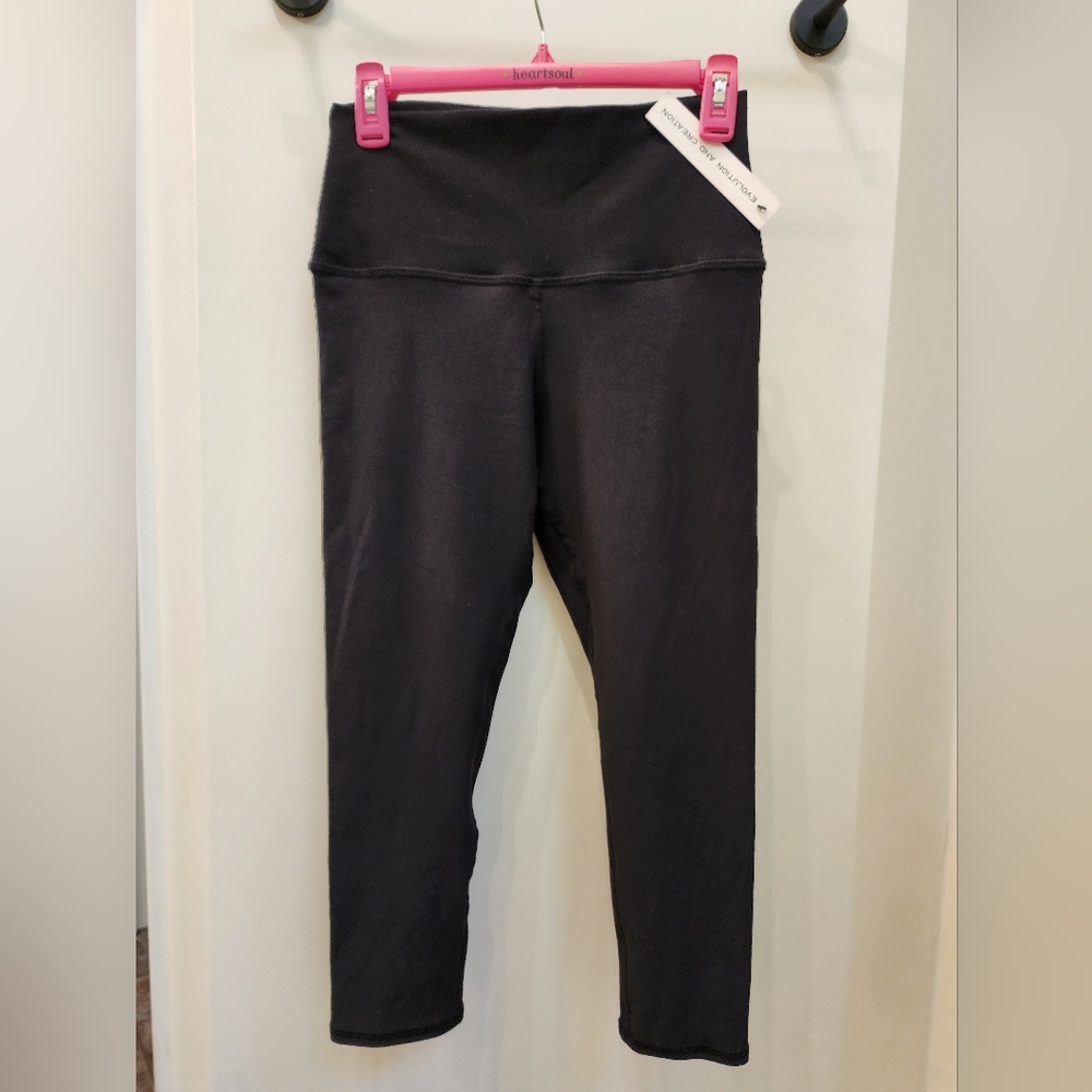 Evolution and Creation Black Luna Capri Leggings NWT Size M
